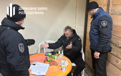 ДБР викрило військовослужбовця та його спільника, які продавали авто, ввезені в Україну для ЗСУ