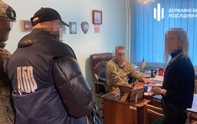 In Zakarpattia, the SBI exposed an official of the Territorial center for recruitment and social support, who for money helped men to escape from the recruitment center, and helped the militaries who were returned from the unauthorized abandonment of the military unit - to do it again